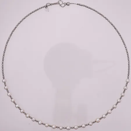 Halssmykke med perler, lengde 41,5 cm, bredde 2 - 5 mm, 18K Vekt: 7,2 g Kontakt Lånekontoret for frakt