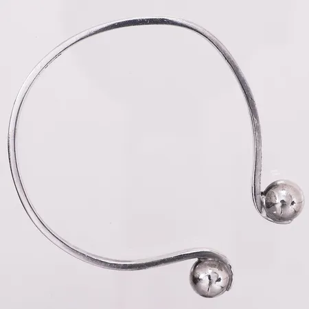 Armring med kuleender, Ø ca 57 mm, bredde 3,5 mm, 925S Vekt: 15,4 g Kontakt Lånekontoret for frakt