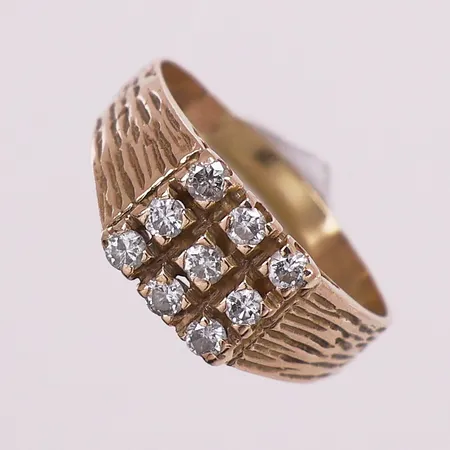 Ring med diamanter, 9 x ca 0,04 ct, Ø 18,7 mm, bredde 2,7 - 8 mm, mangler stempel, bulket, 14K Vekt: 4 g Kontakt Lånekontoret for frakt