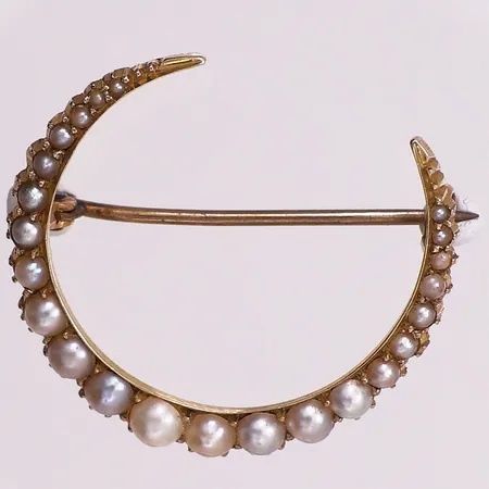 Brosje med perler, Ø 24,7 mm, bredde 5,8 mm, mangler stempel, 14K Vekt: 3,8 g Kontakt Lånekontoret for frakt