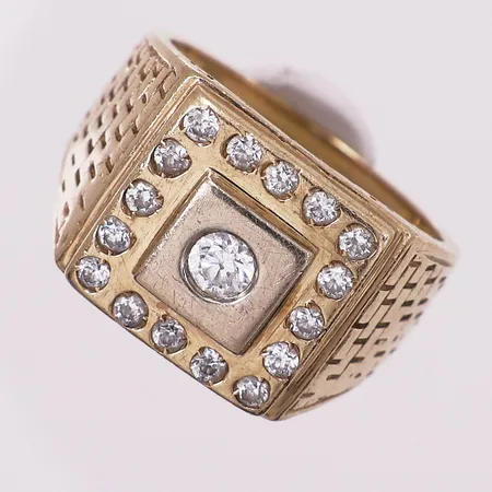 Ring med klare stener, Ø 20,4 mm, bredde 14,5 mm, 14K Vekt: 12 g Kontakt Lånekontoret for frakt