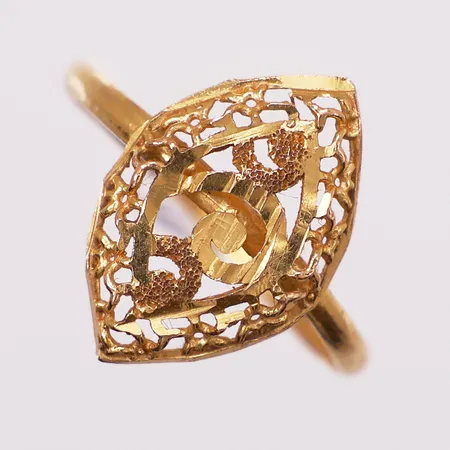 Ring, Ø 16,3 mm, bredde 1,5 - 15,4 mm, mangler stempel, 21K Vekt: 1,5 g Kontakt Lånekontoret for frakt