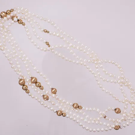 Halskjede med perler og gullperler, lengde 182 cm, bredde 4,5 - 7,8 mm, 14K Vekt: 46,3 g Kontakt Lånekontoret for frakt