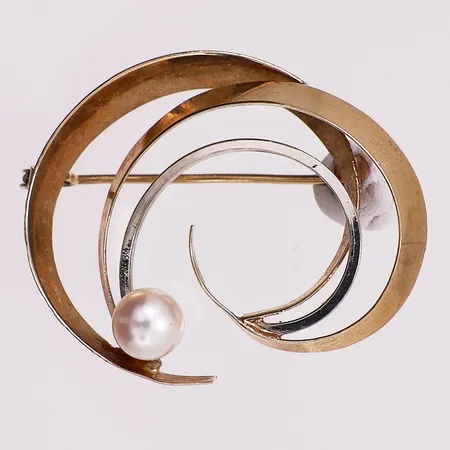 Brosje med perle, lengde 34,5 mm, bredde 9,5 mm, 14K Vekt: 3,5 g Kontakt Lånekontoret for frakt