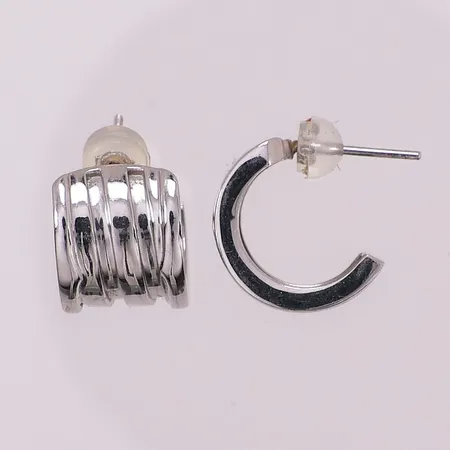 Ett par øredobber i hvitt gull, Ø 15,3 mm, bredde 10,7 mm, plaststoppere, 18K Vekt: 8,2 g Kontakt Lånekontoret for frakt