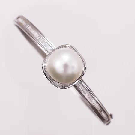 Armring med perle og baguettslipte diamanter, Ø ca 58 mm, bredde 3,4 - 15,9 mm, mangler stempel, 14K Vekt: 14,5 g Kontakt Lånekontoret for frakt