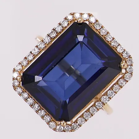 Ring med blå sten og diamanter, 42 x ca 1,005 ct, Ø 17 mm, bredde 1,9 - 19,6 mm, 18K Vekt: 6,5 g Kontakt Lånekontoret for frakt