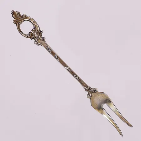 Koldgaffel med rokokkotopp, lengde 10,2 cm, bredde 11,4 mm, 830S Vekt: 6,2 g Kontakt Lånekontoret for frakt