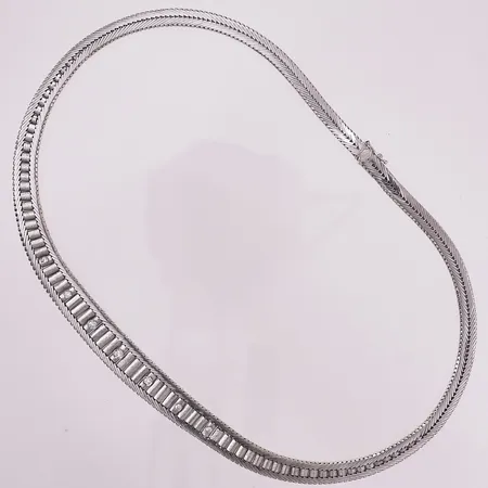 Halskjede med diamanter, 4 x ca 0,01 ct, 2 x ca 0,03 ct, 1 x ca 0,05 ct, lengde 44 cm, bredde 5,3 - 10,7 mm, 14K Vekt: 45,2 g Kontakt Lånekontoret for frakt