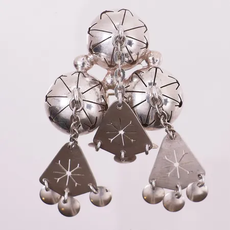 Halssølje/ Risku med anheng, 41,2 x 40,8 mm, Juhls Kautokeino, 830S Vekt: 22,2 g Kontakt Lånekontoret for frakt