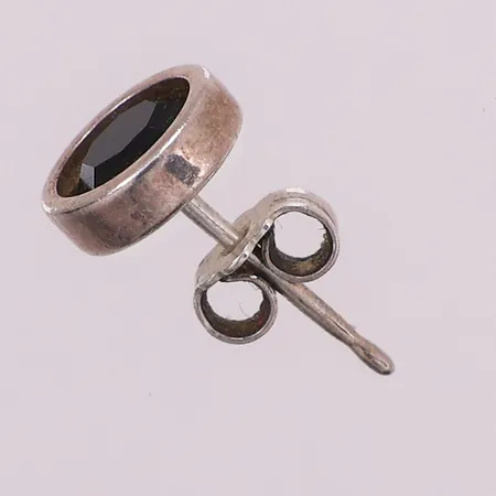 Øredobb med sort sten, lengde 14,8 mm, bredde 8,4 mm, 925S Vekt: 1,2 g Kontakt Lånekontoret for frakt