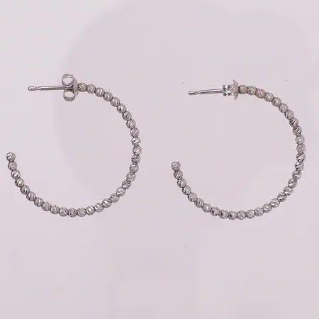 Ett par øredobber i hvitt gull, Ø 37 mm, bredde 2 mm, 18K Vekt: 2,4 g Kontakt Lånekontoret for frakt