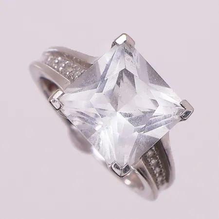 Ring med klar sten, Ø 16 mm, bredde 2 - 10,7 mm, 14K Vekt: 4,4 g Kontakt Lånekontoret for frakt