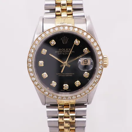 Rolex Oyster Perpetual Datejust, Ø 36 mm, sort urtavle, stål/gull, automat, dato, ref 16233, srn X715973, cal 3135, verknr 7134635, boett 16200, trolig ettermontert bezel med diamanter 46 x ca 0,01ct, år ca 1991, jubilee-lenke stål/gull, kort og slapp lenke, små riper på boett, boks, ingen øvrig tilbehør Vekt: 0 g Kontakt Lånekontoret for frakt