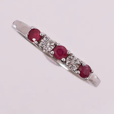 Ring med lilla og klare stener, Ø 17,8 mm, bredde 1,5 - 2,8 mm, 14K Vekt: 1,7 g Kontakt Lånekontoret for frakt