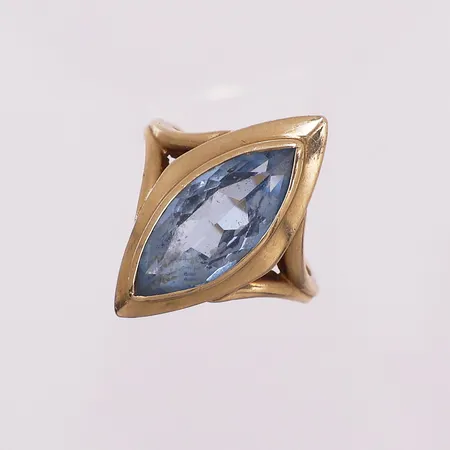 Ring med blå sten, Ø 17,2 mm, bredde 2,2 - 23,3 mm, 14K Vekt: 3,9 g Kontakt Lånekontoret for frakt