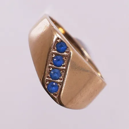 Ring med blå stener, Ø 16,9 mm, bredde 2,8 - 10,8 mm, 14K Vekt: 4,1 g Kontakt Lånekontoret for frakt