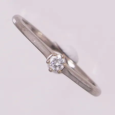 Ring med diamant, 1 x ca 0,1 ct, Ø 18 mm, bredde 1,2 - 3,7 mm, 14K Vekt: 1,9 g Kontakt Lånekontoret for frakt