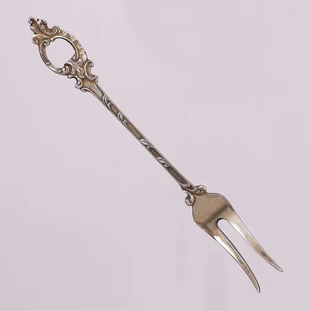 Koldgaffel med rokokkotopp, lengde 10,4 cm, bredde 11,4 mm, 830S Vekt: 5,9 g Kontakt Lånekontoret for frakt