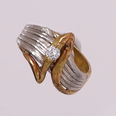 Ring med diamant, 1 x ca 0,11 ct, Ø 16 mm, bredde 3 - 13,6 mm, 14K og Pt900 Vekt: 4,3 g Kontakt Lånekontoret for frakt