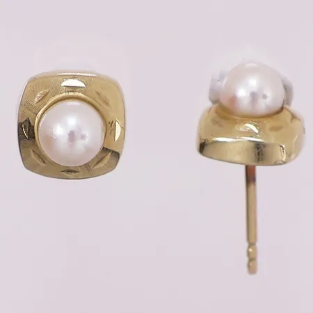 Ett par øredobber med perle, lengde 17,4 mm, bredde 8 mm, mangler stopper og stempel, 14K Vekt: 1,7 g Kontakt Lånekontoret for frakt