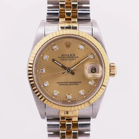 Rolex Datejust ref 78273, snr P915967, boett 2040, cal 2235, verknr 0819916, Ø 31 mm, år ca 2000, jubilee-lenke stål/gull, kort lenke, champagne urskive, boks og ytterkartong, pute, 2 ekstra lenker, verdivurdering, tilstandsvurdering fra 2023 og reiseetui fra Bjerke Vekt: 0 g Kontakt Lånekontoret for frakt