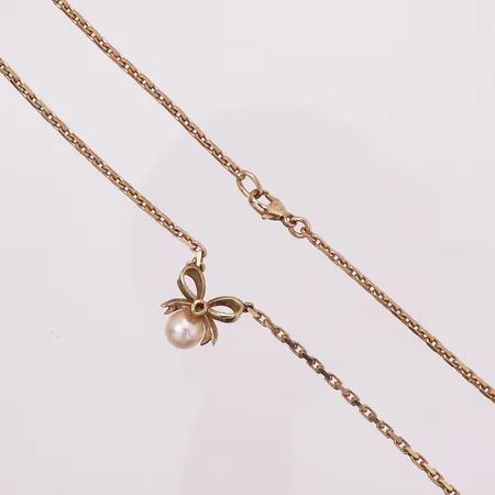 Halssmykke med diamant og perle, 1 x ca 0,02 ct, lengde 43 cm, bredde 1,7 - 14 mm, 14K Vekt: 7,7 g Kontakt Lånekontoret for frakt