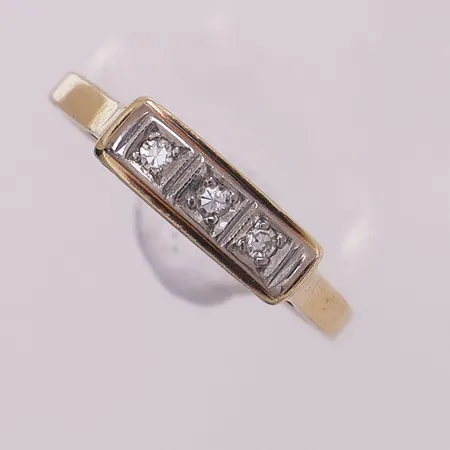 Ring med diamanter, 3 x ca 0,02 ct, Ø 17,1 mm, bredde 19 - 4,3 mm, 14K Vekt: 2,4 g Kontakt Lånekontoret for frakt