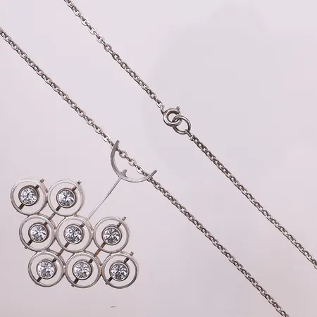 Halskjede med anheng og klare stener, lengde kjede 45 cm, bredde 2 mm, anheng 48 x 44 mm, Kultaseppa Salovaara, Finland, 925S Vekt: 13,7 g Kontakt Lånekontoret for frakt