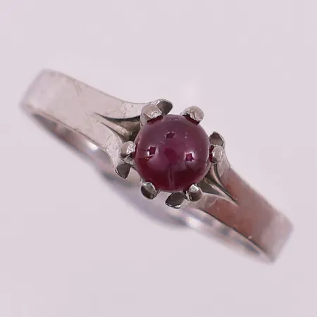 Ring med lilla sten, Ø 17 mm, bredde 2,5 - 6,2 mm, 18K Vekt: 3,9 g Kontakt Lånekontoret for frakt