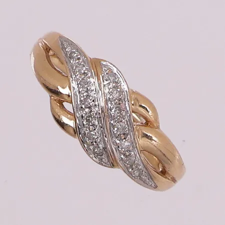 Ring med klare stener, Ø 17, mm, bredde 2,2 - 8,3 mm, 14K Vekt: 3,6 g Kontakt Lånekontoret for frakt