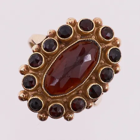 Ring med røde stener, Ø 18,2 mm, bredde 1,9 - 22,8 mm, mangler stempel, 14K Vekt: 5,8 g Kontakt Lånekontoret for frakt