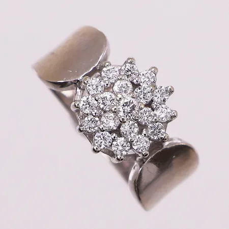 Ring med diamanter, 1 x ca 0,03ct, 18 x ca 0,01 ct, Ø 17,5 mm, bredde 3,5 - 10,7 mm, 14K Vekt: 4,8 g Kontakt Lånekontoret for frakt