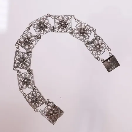 Armbånd med filigran, lengde 19 cm, bredde 14,7 mm, 925S Vekt: 18,5 g Kontakt Lånekontoret for frakt