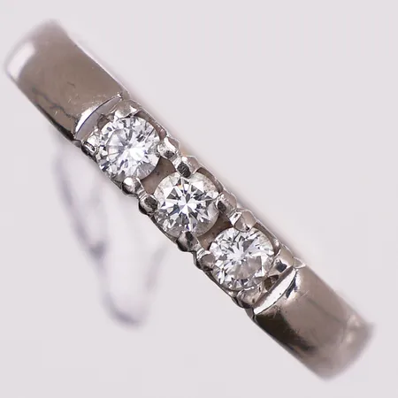 Ring med diamanter, 3 x ca 0,10 ct TW, SI1 iht gravering, Ø 17 mm, bredde 3,4 mm, diamanter noe løse, 14K Vekt: 4,6 g Kontakt Lånekontoret for frakt