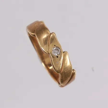 Ring med blank sten, ø17mm, bredde 4mm, skev, 14K gull.  Vekt: 2,2 g Kontakt Lånekontoret for frakt