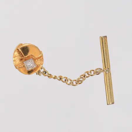 Slipsholder med diamant (1 x ca. 0,02ct), bakstykke, kjede og "pinne" er ikke gull, 14K, bruttovekt 2,8g Vekt: 0,9 g Kontakt Lånekontoret for frakt