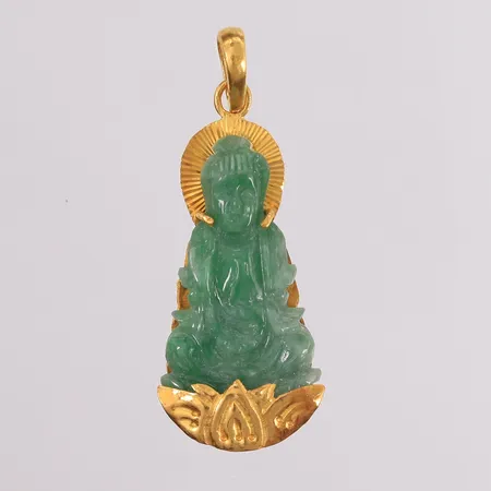 Anheng med grønn sten, høyde 49mm, bredde 18mm, 23K.  Vekt: 9,7 g Kontakt Lånekontoret for frakt