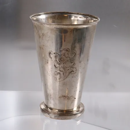 Vase, høyde ca 13cm, ujevn i bunnen, 830/1000 sølv.  Vekt: 141,3 g Kontakt Lånekontoret for frakt