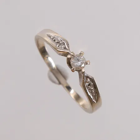 Ring med diamanter (1 x ca. 0,12ct og 2 x ca. 0,006ct), ø17,5mm, bredde 1,2- 4,2mm, én klo er skjev, hvitt gull, noe slitt rhodinering, 14K, bruttovekt 2,1g Vekt: 0 g Kontakt Lånekontoret for frakt
