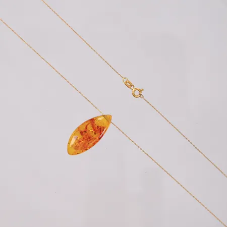 Halskjede med anheng av rav, lengde 43cm, bredde 0,6- 30mm, 21K, bruttovekt 2,3g Vekt: 0 g Kontakt Lånekontoret for frakt