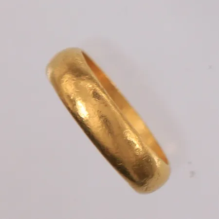 Ring, ø17,5mm, bredde 5mm, gravert, 23K.  Vekt: 7,5 g Kontakt Lånekontoret for frakt