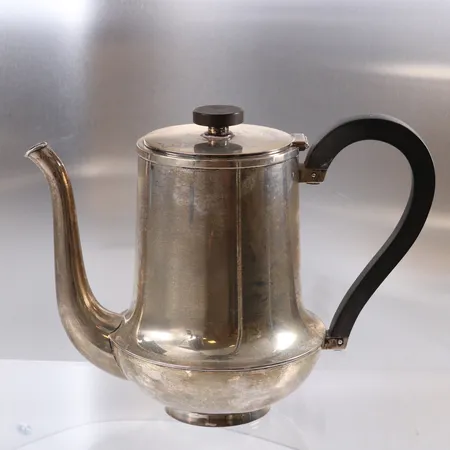 Sølvkanne,  høyde ca 18cm, trehåndtak, bulkete, 830/1000 sølv.  Kontakt Lånekontoret for frakt
