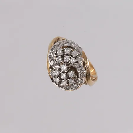 Ring med briljantslipte diamanter (1 x ca. 0,04ct + 14 x ca. 0,03ct + 10 x ca. 0,01ct), to-farget, ø15,8mm, bredde 4- 13,6mm, hakk/noe slitasje på innside, 14K, bruttovekt 7,7g Vekt: 0 g Kontakt Lånekontoret for frakt