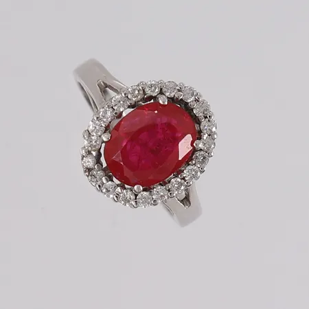 Ring med diamanter (20 x ca. 0,01ct) og fiolett safir, hvitt gull, ø=16 mm, 14K, bruttovekt 3,6g Vekt: 0 g Kontakt Lånekontoret for frakt