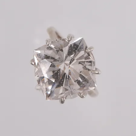 Ring med glassstein, ø18mm, bredde 1,5mm, 925/1000 sølv.  Vekt: 6,5 g Kontakt Lånekontoret for frakt