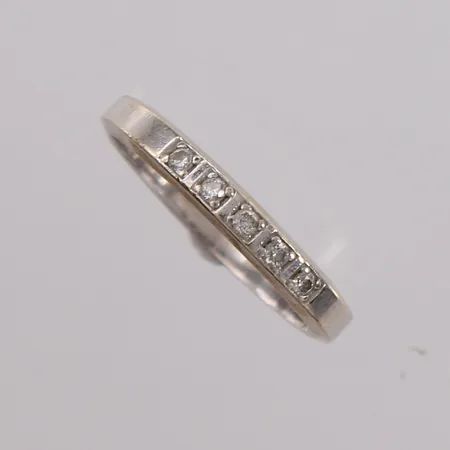 Ring med diamanter 5x ca 0,02ct, kvalitet W/P i henhold til gravering, ø18,25mm, bredde 3mm, 14K hvitt gull.  Vekt: 2,7 g Kontakt Lånekontoret for frakt