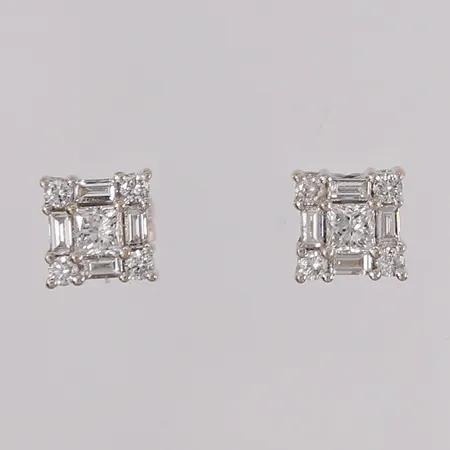 Ett par øredobber med diamanter, princess, briljant og baguettslipte diamanter totalt ca 0,50ct, lengde ca 15mm, 14K hvitt gull.  Vekt: 2 g Kontakt Lånekontoret for frakt