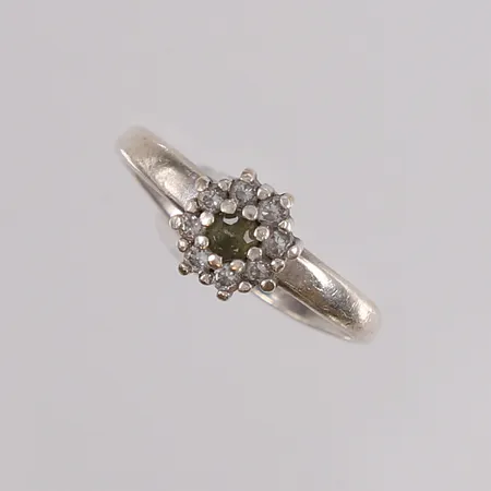Ring med glasssteiner, ø16mm, 925/1000 sølv.  Vekt: 1,6 g Kontakt Lånekontoret for frakt