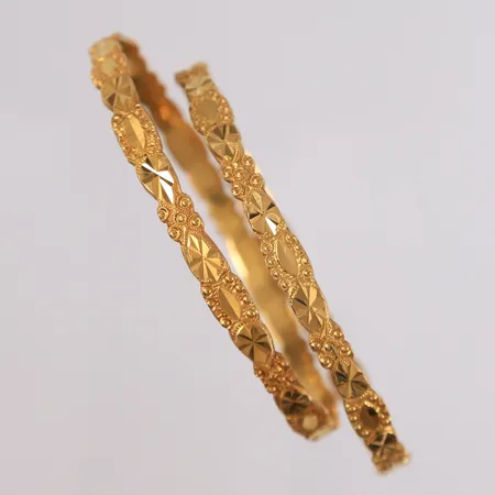 2 armringer, ø60mm, bredde 4,5- 5,5mm, 22K (tilsynelatende ustemplet) Vekt: 28,5 g Kontakt Lånekontoret for frakt